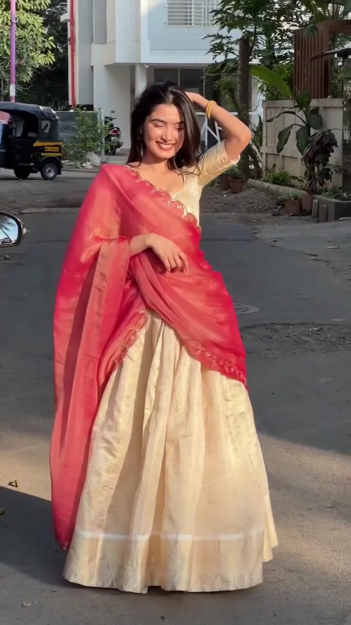 Graceful Cream Lehenga Set with Contrasting Pink Dupatta